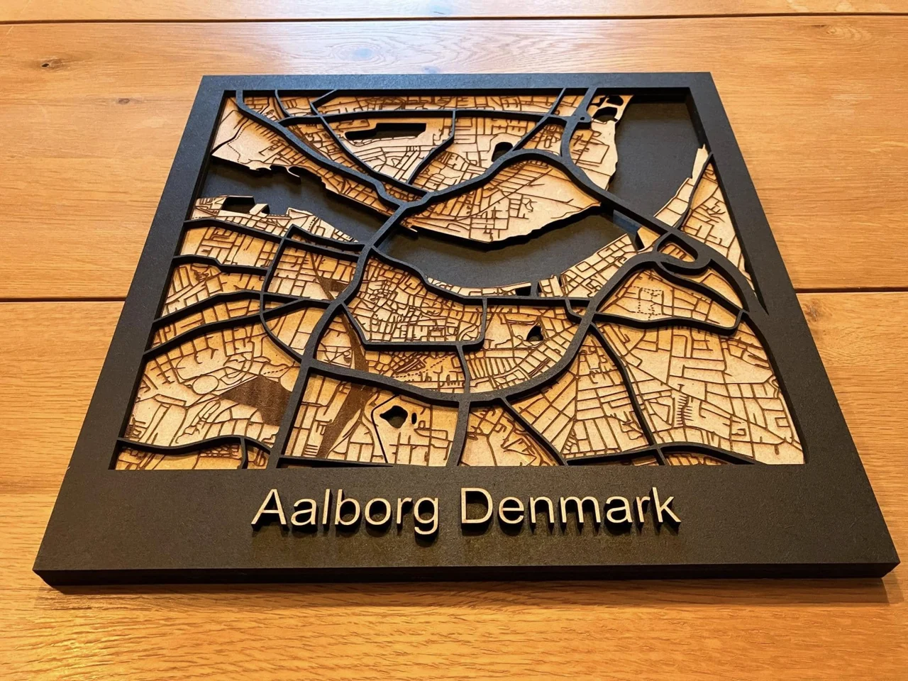 Et detaljeret bykort over Aalborg, skåret i flere lag