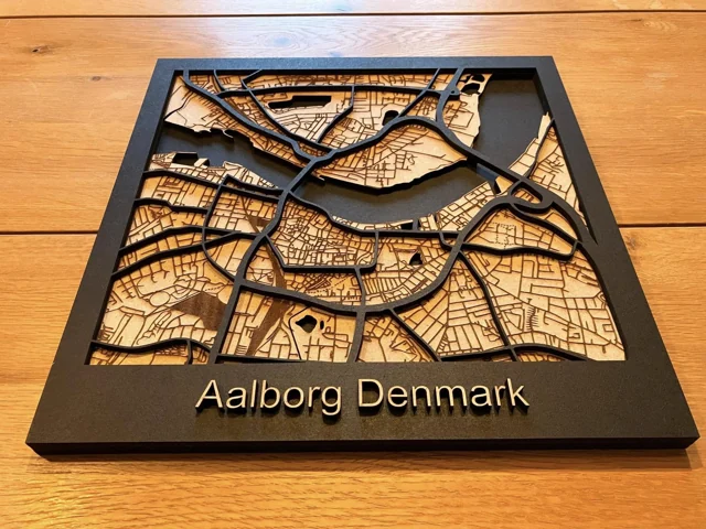 Udskåret bykort med flere lag og teksten Aalborg Denmark